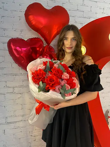 Композиция с рыжей розой в упаковке 