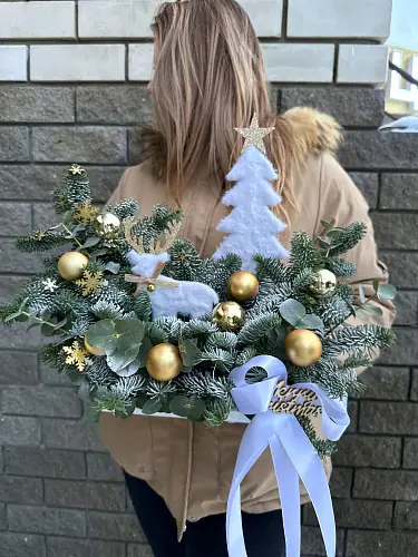 Новогодний ящик с елкой и оленем