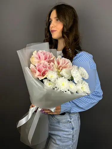 Нежный Букет Живых цветов из розовых роз и кустовой хризантемы в дизайнерской упаковке