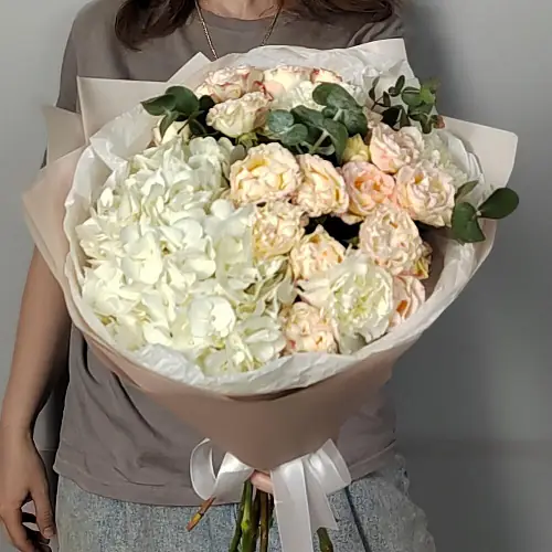 Букет из гортензии, кустовых роз и гвоздик