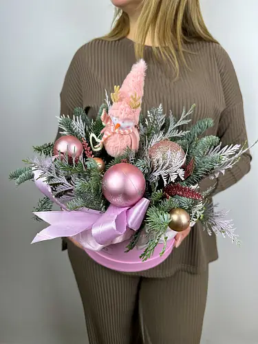 Цветы живые, Новогодняя композиция с нобилисом и снеговиком в шляпной коробке