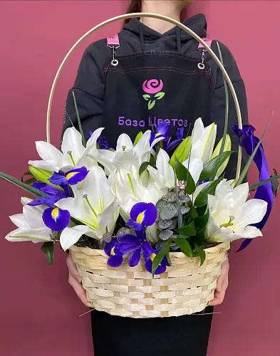 Корзина с лилией и ирисом 