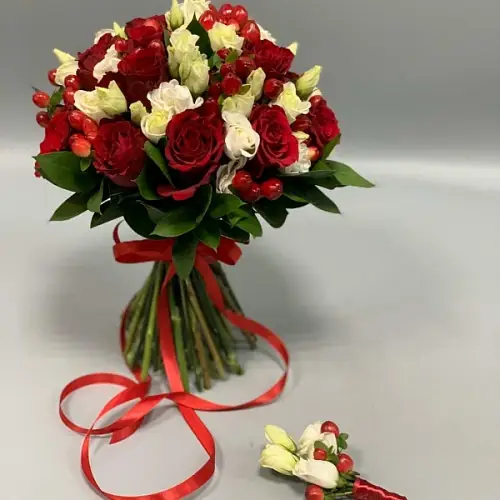 Букет невесты с красными розами и  эустомой 