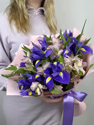 Букет живых цветов из Альстромерий и Ирисов