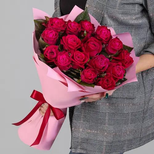 15 Малиновых Роз в упаковке 