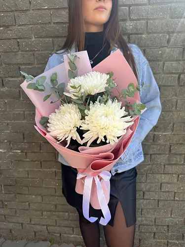 Букет живых цветов из одноголовой хризантемы