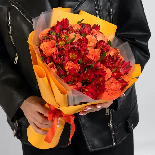 Розы и красные Альстромерии