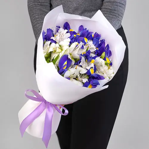 Букет живых цветов из ирисов и альстромерий