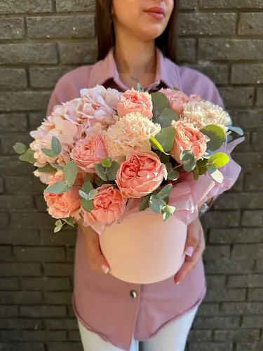 Композиция живых цветов с гортензией и розой