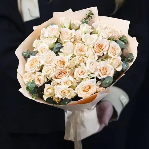 11 кустовых бежевых роз в упаковке 