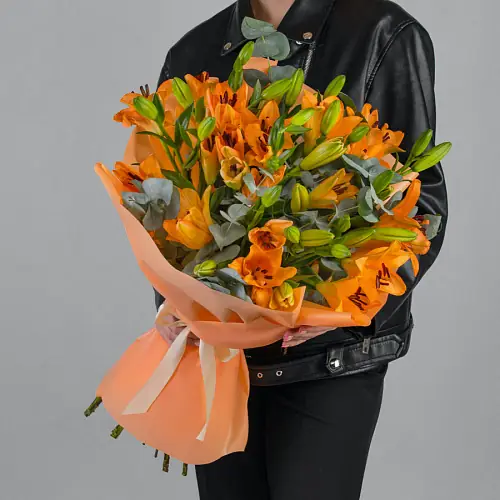 9 Лилий с эвкалиптом