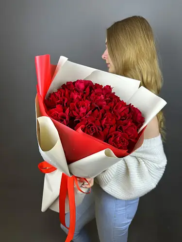 Букет живых цветов из 15 красных роз в оформленный в дизайнерскую упаковку
