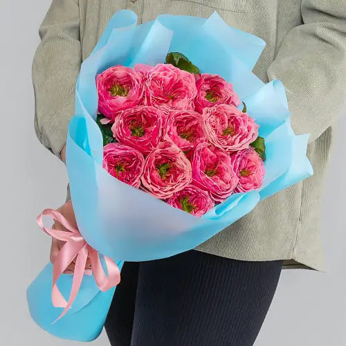 Букет из 11 Пионовидных роз в дизайнерской упаковке 