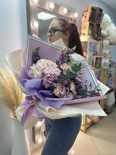 Букет с гортензией и диантусом 