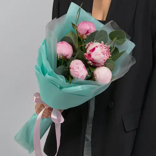Сборный букет из 5 Пионов в упаковке