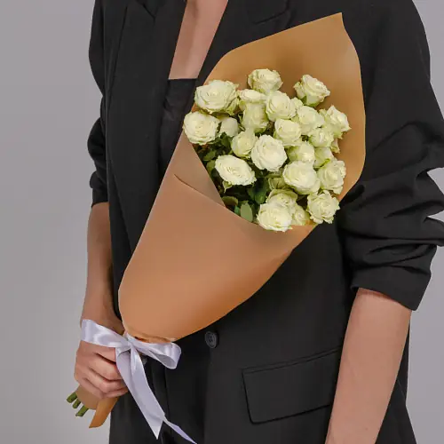 5 Белых Роз в крафтовой упаковке