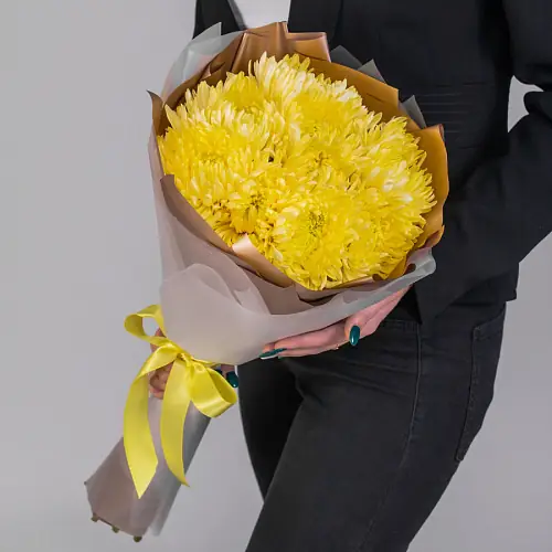 9 Желтых Игольчатых Хризантем в упаковке 