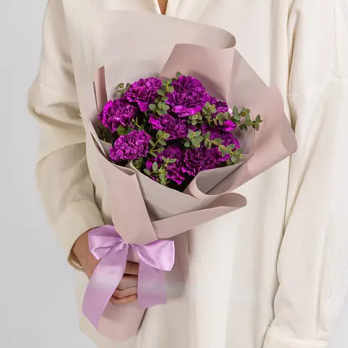 9 Фиолетовых Гвоздик в упаковке 