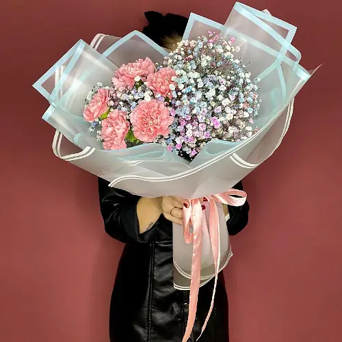Букет живых цветов из диантусов и гипсофилы в дизайнерской упаковке