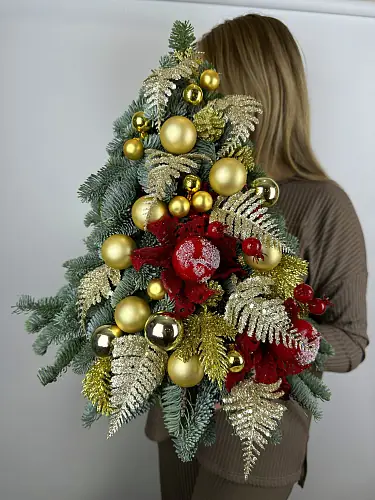 Елка с золотым декором 