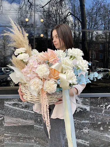 Корзина с  пионовидными розами