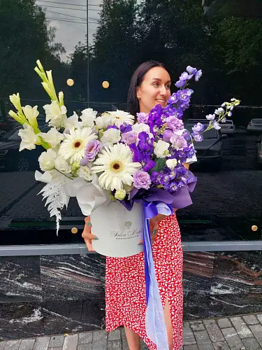 Композиция с герберами и гладиолусами