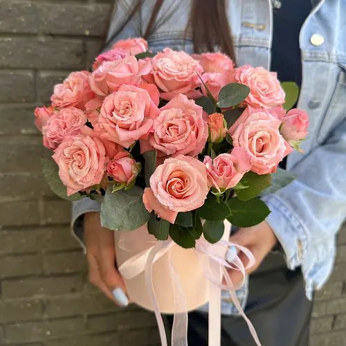 Букет живых цветов с нежными кустовыми розами в красивой шляпной коробке