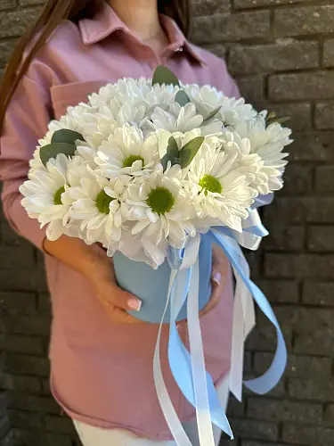 Букет живых цветов с кустовой хризантемой в нежной шляпной коробке