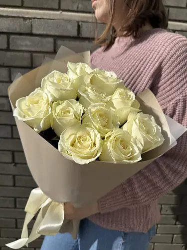 11 Белых роз в дизайнерской упаковке 