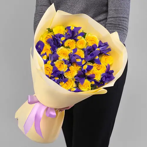Букет с желтыми розами и ирисами 