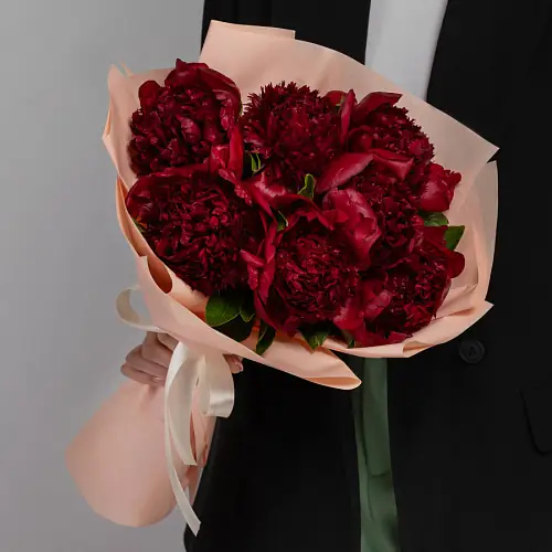 7 Красных Пионов в упаковке