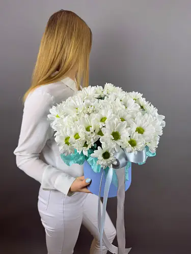 Композиция живых цветов с хризантемой бакарди