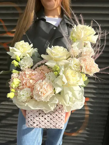 Корзина с гортензией и розами 