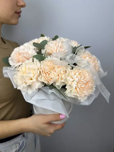 Композиция живых цветов из нежных диантусов