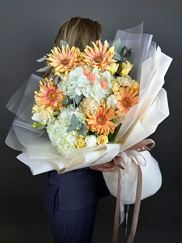 Букет с гортензией и герберами
