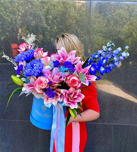 Коробка с лилией и одноголовой хризантемой