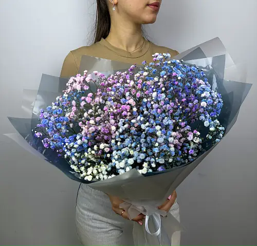 Букет живых цветов из радужной гипсофилы оформленный в дизайнерскую упаковку