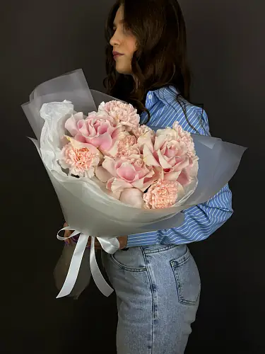 Букет Живых Цветов из диантусов и роз