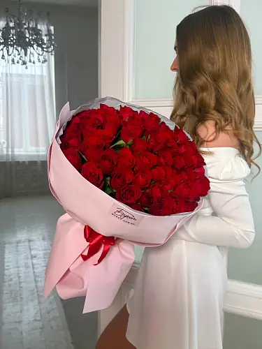 51 Кенийская роза в розовой упаковке 