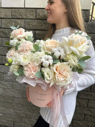 Нежная композиция с розами и хлопком 