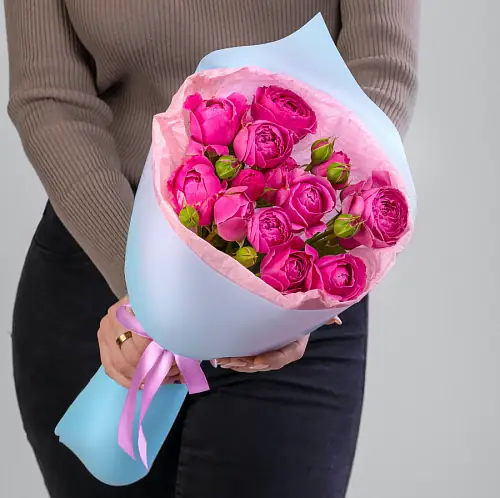5 Малиновых кустовых роз в упаковке