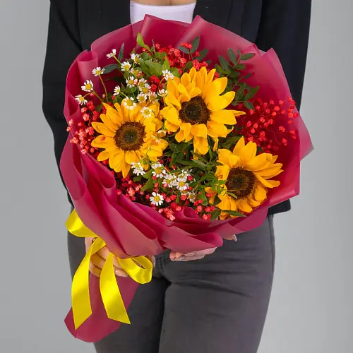 Букет из 3 подсолнуха и зелени 