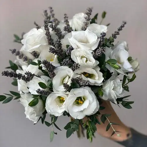 Композиция невесты из белой эустомы и лаванды