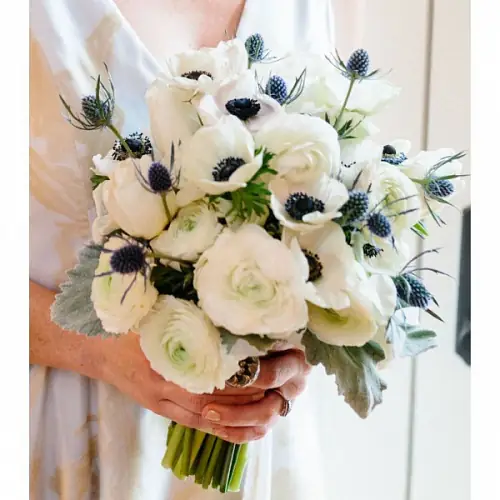 Букет невесты из эрингиума и ранункулюса 