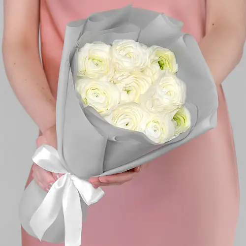 9 Белых Ранункулюсов в дизайнерской упаковке