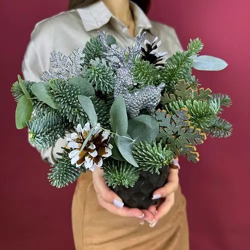 Цветы живые, Новогодняя композиция с нобилисом и оленем в шляпной коробке