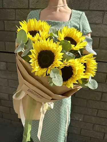 Букет живых цветов из 5 Подсолнухов в дизайнерской крафтовой бумаге