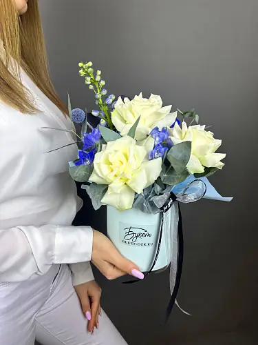 Композиция с дельфиниумом с розой 