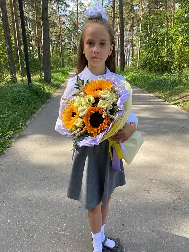 Букет с подсолнухами и кустовой розой