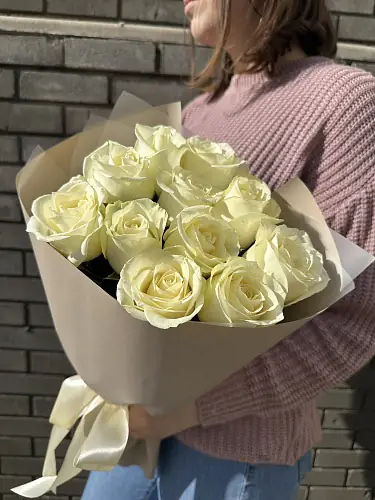 Букет живых цветов из 11 Белых роз оформленный в дизайнерскую упаковку